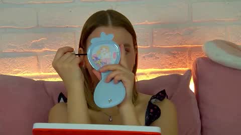 LiliLinn online show from November 13, 2025, 5:39 am