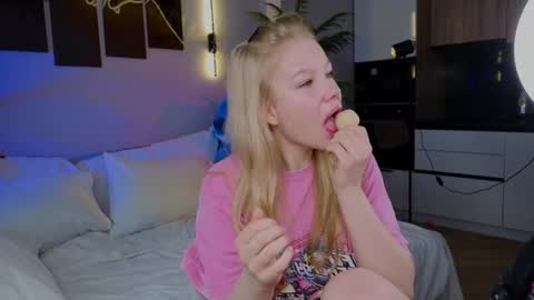 lililok101 online show from April 22, 2026, 2:25 am