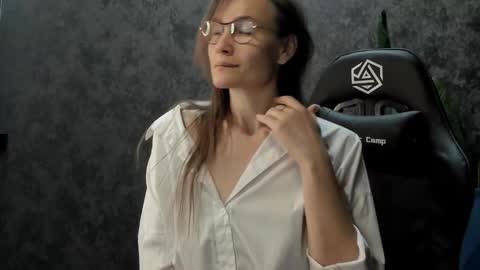 Snapshot of lillian_white1 chatting on October 5, 2025, 12:20 am lillian_white1 online show from October 5, 2025, 12:20 am