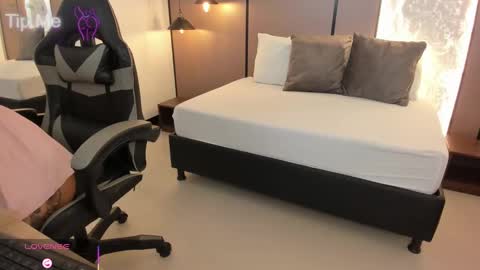 L I L L Y online show from September 30, 2025, 12:21 pm