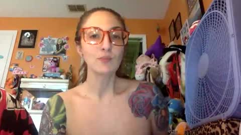 Snapshot of lillylushabae chatting on November 19, 2025, 8:09 pm hi guys im back on here 3 online show from November 19, 2025, 8:09 pm