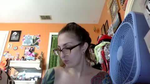 Snapshot of lillylushabae chatting on April 15, 2026, 9:04 pm hi guys im back on here 3 online show from April 15, 2026, 9:04 pm