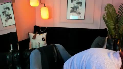 Lily online show from November 15, 2025, 7:38 am