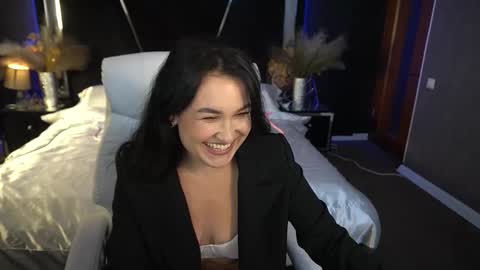 Lily online show from November 8, 2025, 2:50 pm