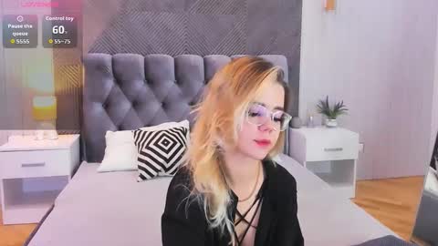 Snapshot of lilyrabbit chatting on October 14, 2025, 5:30 am Rose online show from October 14, 2025, 5:30 am