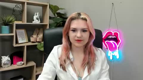 Snapshot of lilysweetxo chatting on July 3, 2026, 6:53 am Lily online show from July 3, 2026, 6:53 am