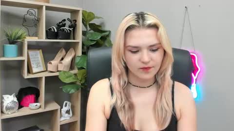 Snapshot of lilysweetxo chatting on July 20, 2026, 10:39 am Lily online show from July 20, 2026, 10:39 am