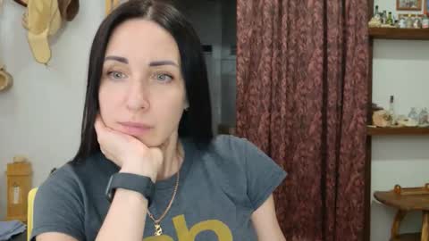 LinaLivee online show from April 6, 2026, 7:48 pm