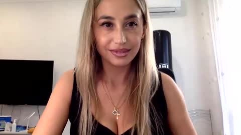 Snapshot of linavora chatting on November 18, 2025, 12:20 pm linavora online show from November 18, 2025, 12:20 pm