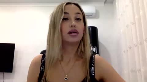 Snapshot of linavora chatting on November 22, 2025, 7:46 pm linavora online show from November 22, 2025, 7:46 pm