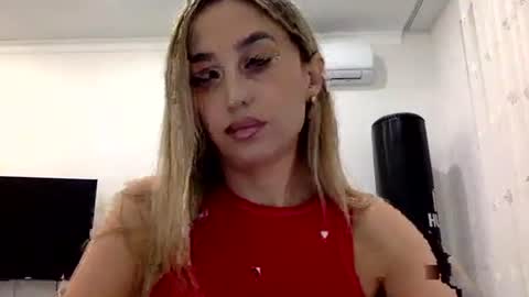 Snapshot of linavora chatting on December 1, 2025, 1:38 pm linavora online show from December 1, 2025, 1:38 pm