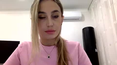 Snapshot of linavora chatting on December 2, 2025, 2:01 pm linavora online show from December 2, 2025, 2:01 pm