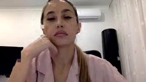 Snapshot of linavora chatting on December 4, 2025, 1:53 pm linavora online show from December 4, 2025, 1:53 pm