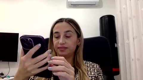 Snapshot of linavora chatting on December 13, 2025, 8:14 pm linavora online show from December 13, 2025, 8:14 pm