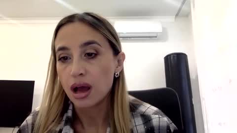 Snapshot of linavora chatting on February 13, 2026, 11:39 am linavora online show from February 13, 2026, 11:39 am