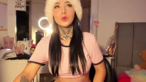 Lindaa maria  online show from April 15, 2026, 9:05 am