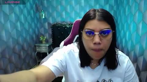 Snapshot of lindabreexlove chatting on December 18, 2024, 3:47 am    online show from December 18, 2024, 3:47 am