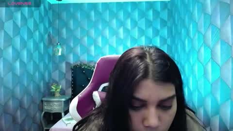 Snapshot of lindabreexlove chatting on December 19, 2024, 3:07 am    online show from December 19, 2024, 3:07 am