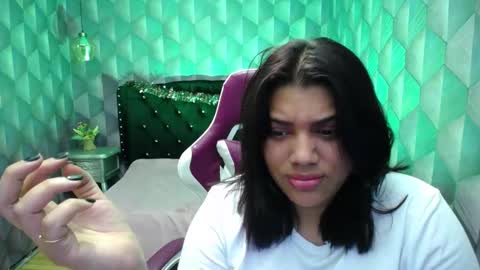 Snapshot of lindabreexlove chatting on December 23, 2024, 8:11 am    online show from December 23, 2024, 8:11 am