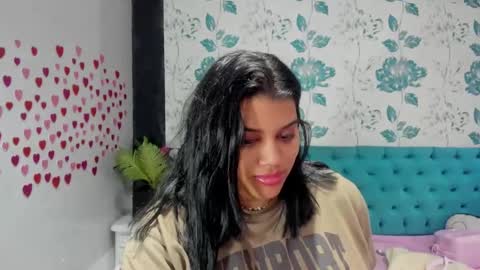 Snapshot of lindabreexlove chatting on February 6, 2025, 6:35 pm    online show from February 6, 2025, 6:35 pm