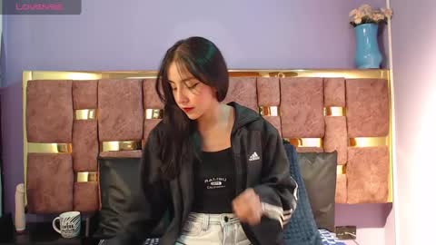 ling ling24 online show from February 12, 2025, 4:12 am