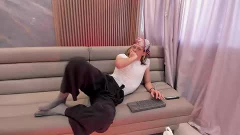 Snapshot of lior_evan chatting on November 14, 2025, 11:42 am Lior evan online show from November 14, 2025, 11:42 am