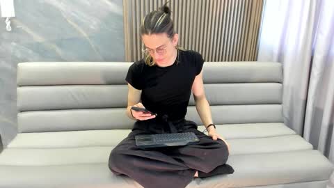 Snapshot of lior_evan chatting on November 27, 2025, 11:45 am Lior evan online show from November 27, 2025, 11:45 am