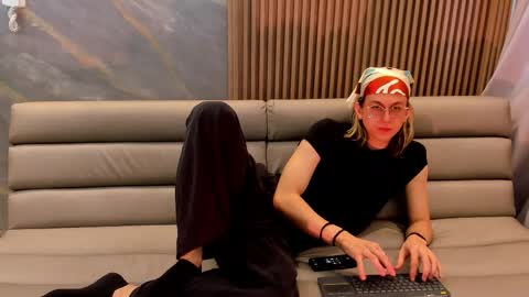 Snapshot of lior_evan chatting on December 4, 2025, 11:30 am Lior evan online show from December 4, 2025, 11:30 am