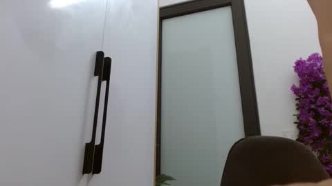 lisa_1011 online show from April 6, 2026, 10:22 pm