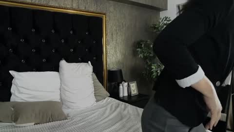 lisacroft online show from February 8, 2025, 9:56 am