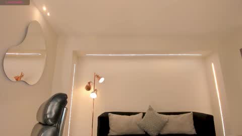 Lisa  Flowers online show from February 5, 2026, 7:57 am