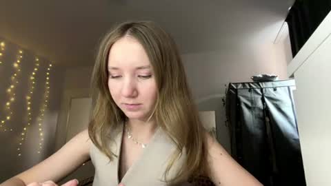 lisasmall online show from July 10, 2026, 6:21 pm