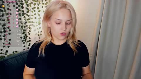 Snapshot of little__caprice chatting on September 24, 2025, 7:17 pm Bella online show from September 24, 2025, 7:17 pm