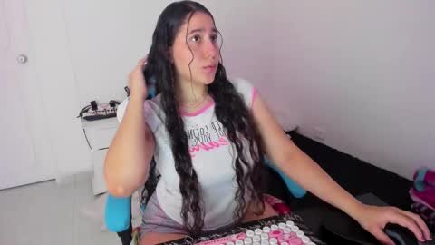 Laire  online show from November 30, 2025, 8:13 pm