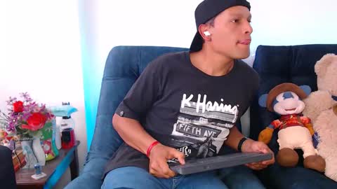 Manu online show from March 25, 2026, 8:37 pm