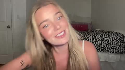 Marciabrady online show from September 17, 2025, 8:32 pm