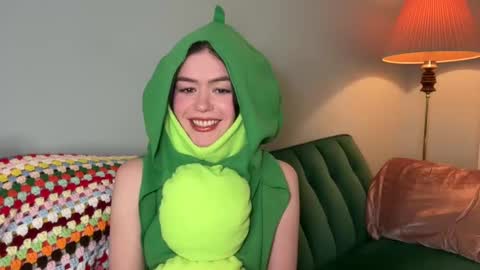 Snapshot of littlesugarpea chatting on January 4, 2025, 12:48 am Little Sugar Pea online show from January 4, 2025, 12:48 am