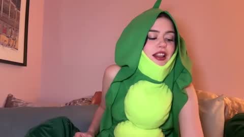 Snapshot of littlesugarpea chatting on January 5, 2025, 12:09 am Little Sugar Pea online show from January 5, 2025, 12:09 am