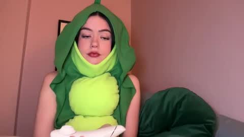 Snapshot of littlesugarpea chatting on January 8, 2025, 11:41 pm Little Sugar Pea online show from January 8, 2025, 11:41 pm