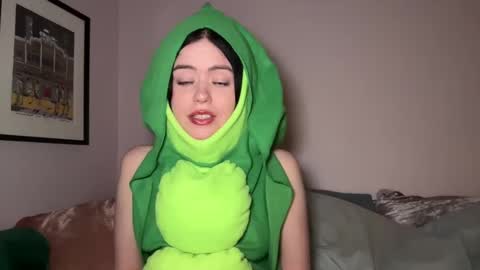 Snapshot of littlesugarpea chatting on January 15, 2025, 12:41 am Little Sugar Pea online show from January 15, 2025, 12:41 am