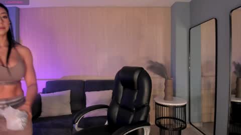 Lizzi  online show from September 19, 2025, 12:50 pm