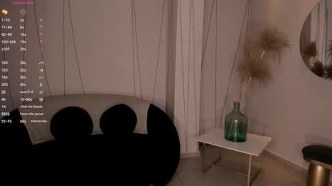 Lizzi  online show from February 7, 2026, 1:26 pm