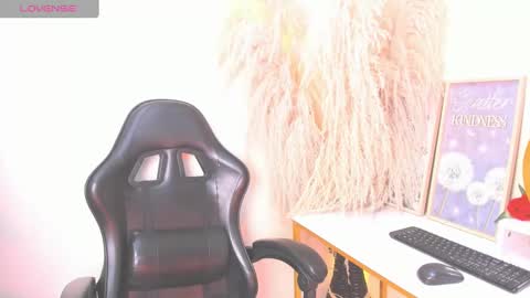 Snapshot of lizzyjones__ chatting on September 26, 2025, 5:00 am Lizzy online show from September 26, 2025, 5:00 am