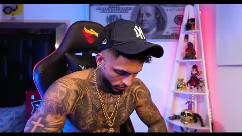 logan_hugh8 online show from March 5, 2025, 10:44 am