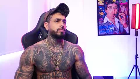 logan_hugh8 online show from November 17, 2025, 7:19 pm