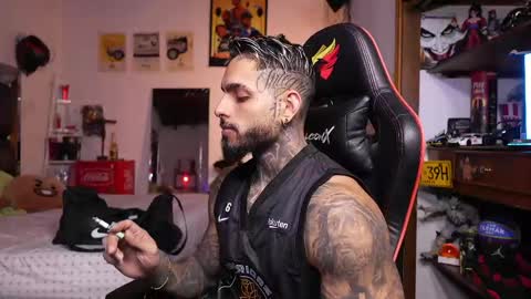 logan_hugh8 online show from May 15, 2026, 9:38 am