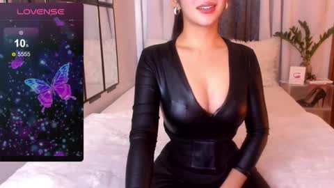 Snapshot of loisewilliams chatting on March 26, 2026, 12:33 pm Mistress L online show from March 26, 2026, 12:33 pm