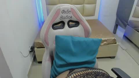 lola_js online show from April 23, 2026, 12:01 am