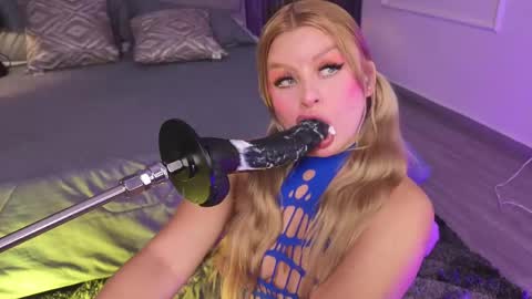 Lola Angel online show from May 21, 2026, 9:33 pm