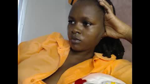 lolamia7 online show from November 26, 2025, 6:47 am